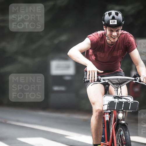 13.09.2026 - Stadtparktriathlon H.Heesch http://msf.ph/oto/10363838 13.09.2026 10:09:12 Radfahren 228, 263 meine-sportfotos.de