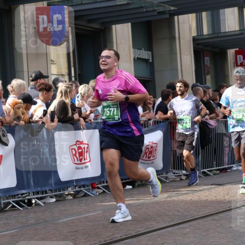 13.09.2026 - 21. swb-Marathon Bremen Strokosch-Dieckow http://msf.ph/oto/10363906 13.09.2026 13:37:01 Ziel 270, 391, 448, 869, 1180, 1854, 1991, 2531, 3323, 3333, 3627, 3732, 3823, 3894, 4628, 4932, 4947, 5388, 5547, 5577, 5612, 5738, 5791, 6046, 6629, 6904, 6947, 6961, 7006, 7074, 7571, 8268, 8439, 8443, 8458, 8553, 8748, 8753, 9140, 9317, 9701, 10106, 13077, 551, 813, 843, 950, 1285, 1641, 1849, 1936, 2241, 2275, 2930, 3122, 3541, 3635, 3787, 3815, 3874, 3909, 3998, 4261, 4410, 4448, 5236, 5355, 6056, 6269, 6408, 6431, 7046 meine-sportfotos.de