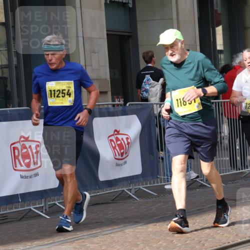 13.09.2026 - 21. swb-Marathon Bremen Strokosch-Dieckow http://msf.ph/oto/10364067 13.09.2026 11:26:37 Ziel 10573, 11254, 11851, 12377, 12408, 10667, 11538 meine-sportfotos.de
