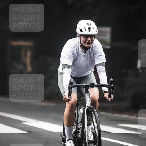 13.09.2026 - Stadtparktriathlon H.Heesch http://msf.ph/oto/10364129 13.09.2026 10:09:58 Radfahren 247, 251 meine-sportfotos.de