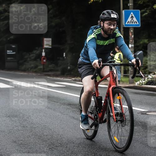 13.09.2026 - Stadtparktriathlon H.Heesch http://msf.ph/oto/10364481 13.09.2026 10:10:57 Radfahren 229, 323, 330 meine-sportfotos.de