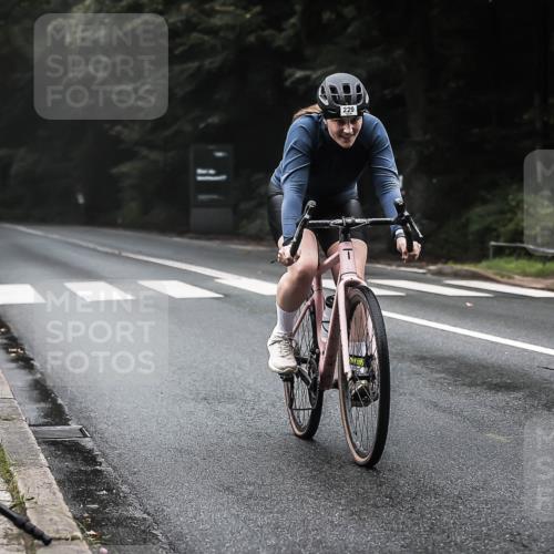 13.09.2026 - Stadtparktriathlon H.Heesch http://msf.ph/oto/10364498 13.09.2026 10:10:58 Radfahren 229, 323, 330 meine-sportfotos.de