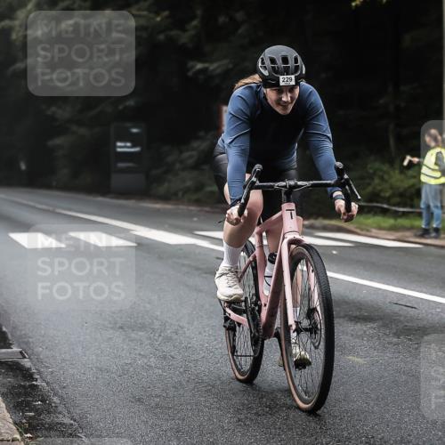 13.09.2026 - Stadtparktriathlon H.Heesch http://msf.ph/oto/10364506 13.09.2026 10:10:58 Radfahren 229, 323, 330 meine-sportfotos.de