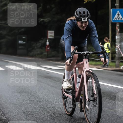 13.09.2026 - Stadtparktriathlon H.Heesch http://msf.ph/oto/10364520 13.09.2026 10:10:58 Radfahren 229, 323, 330 meine-sportfotos.de