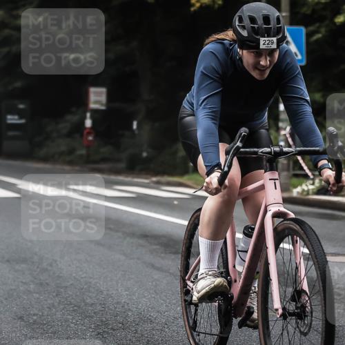 13.09.2026 - Stadtparktriathlon H.Heesch http://msf.ph/oto/10364528 13.09.2026 10:10:58 Radfahren 229, 323, 330 meine-sportfotos.de