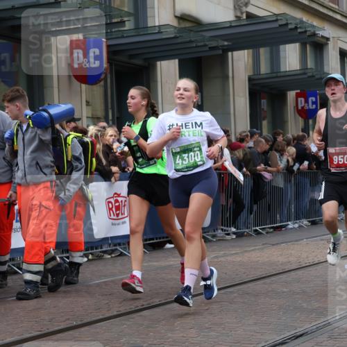 13.09.2026 - 21. swb-Marathon Bremen Strokosch-Dieckow http://msf.ph/oto/10364771 13.09.2026 13:37:18 Ziel 270, 391, 448, 581, 3323, 3804, 4155, 4159, 4300, 4433, 4628, 5624, 5738, 5783, 5784, 6032, 6596, 6795, 6804, 6911, 7003, 7074, 7635, 7985, 8010, 8315, 8316, 8380, 8439, 8553, 8674, 8748, 9099, 9441, 10062, 10106, 869, 950, 1180, 1285, 1849, 1854, 1991, 2241, 2531, 2930, 3333, 3627, 3732, 3787, 3823, 3894, 3909, 4261, 4410, 4448, 4932, 4947, 5388, 5547, 5577, 5612, 5791, 6046, 6056, 6431, 6629, 6904, 6947, 6961, 7006, 7571, 8268, 8443, 9701 meine-sportfotos.de