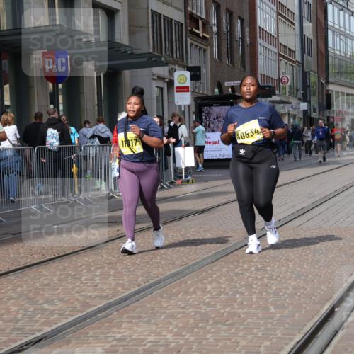 13.09.2026 - 21. swb-Marathon Bremen Strokosch-Dieckow http://msf.ph/oto/10364899 13.09.2026 11:28:10 Ziel 10534, 11017, 11161 meine-sportfotos.de