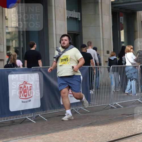 13.09.2026 - 21. swb-Marathon Bremen Strokosch-Dieckow http://msf.ph/oto/10364921 13.09.2026 11:28:11 Ziel 10534, 11017, 11161 meine-sportfotos.de