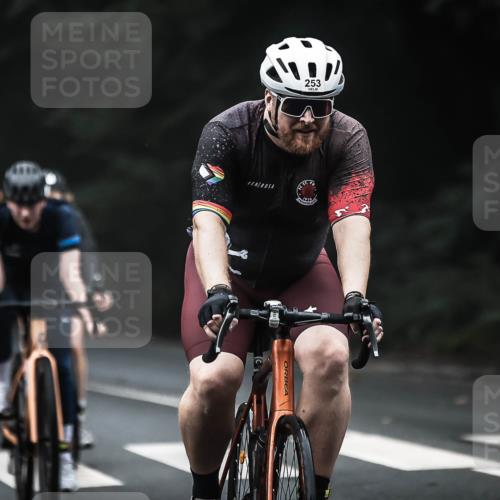 13.09.2026 - Stadtparktriathlon H.Heesch http://msf.ph/oto/10364922 13.09.2026 10:11:29 Radfahren 253, 271, 273, 296, 324, 343 meine-sportfotos.de