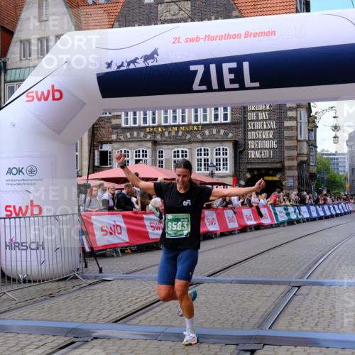 13.09.2026 - 21. swb-Marathon Bremen Tim E. http://msf.ph/oto/10365090 13.09.2026 13:02:37 Ziel 9583 meine-sportfotos.de