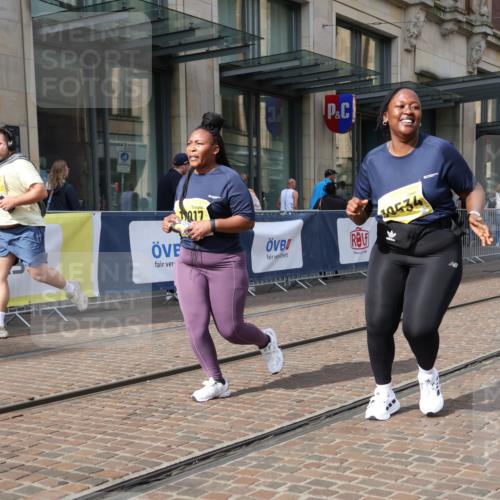 13.09.2026 - 21. swb-Marathon Bremen Strokosch-Dieckow http://msf.ph/oto/10365126 13.09.2026 11:28:14 Ziel 10534, 11017, 11161 meine-sportfotos.de
