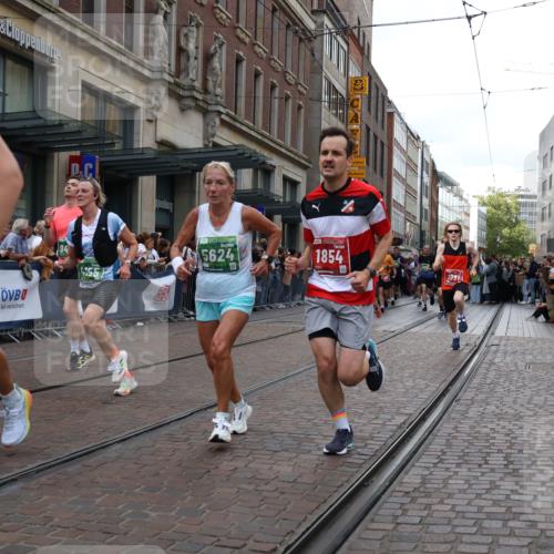 13.09.2026 - 21. swb-Marathon Bremen Strokosch-Dieckow http://msf.ph/oto/10365135 13.09.2026 13:37:24 Ziel 581, 3323, 3804, 4155, 4159, 4300, 4433, 4942, 5624, 5783, 5784, 6032, 6083, 6596, 6795, 6804, 6911, 7003, 7074, 7540, 7635, 7815, 7985, 8010, 8204, 8315, 8316, 8380, 8440, 8450, 8674, 8972, 9099, 9441, 9481, 9774, 10062, 10106, 13228, 270, 391, 448, 869, 950, 1180, 1854, 1991, 2531, 3333, 3627, 3732, 3823, 3894, 4628, 4932, 4947, 5388, 5547, 5577, 5612, 5738, 5791, 6046, 6629, 6904, 6947, 6961, 7006, 7571, 8268, 8443, 9701 meine-sportfotos.de