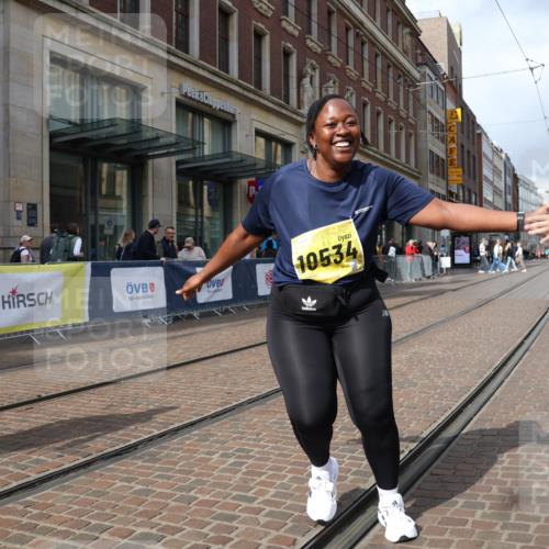 13.09.2026 - 21. swb-Marathon Bremen Strokosch-Dieckow http://msf.ph/oto/10365234 13.09.2026 11:28:15 Ziel 10534, 11017, 11161 meine-sportfotos.de