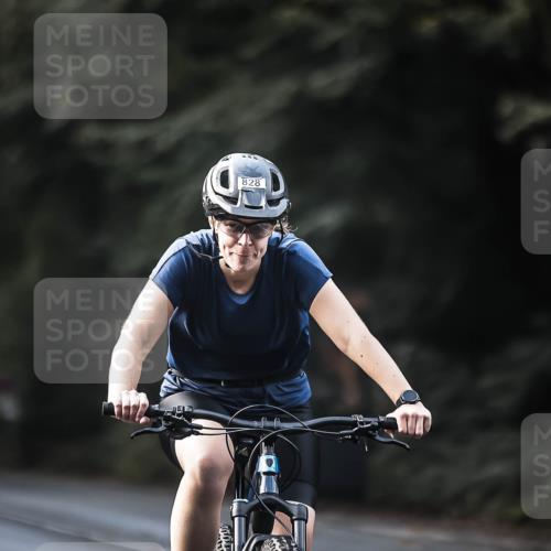 13.09.2026 - Stadtparktriathlon H.Heesch http://msf.ph/oto/10365557 13.09.2026 11:22:36 Radfahren 590, 748, 828 meine-sportfotos.de
