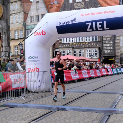 13.09.2026 - 21. swb-Marathon Bremen Tim E. http://msf.ph/oto/10365563 13.09.2026 13:03:11 Ziel 1381, 1850, 1862, 6918, 7265, 8319, 8325, 8331 meine-sportfotos.de