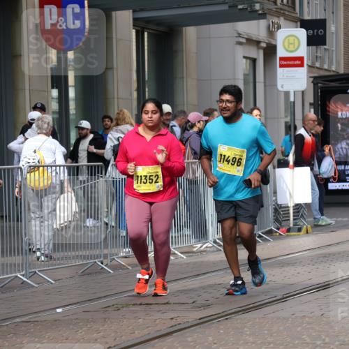 13.09.2026 - 21. swb-Marathon Bremen Strokosch-Dieckow http://msf.ph/oto/10365580 13.09.2026 11:28:49 Ziel 11352, 11444, 11496, 11942 meine-sportfotos.de