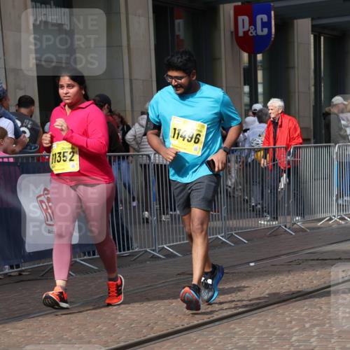 13.09.2026 - 21. swb-Marathon Bremen Strokosch-Dieckow http://msf.ph/oto/10365617 13.09.2026 11:28:51 Ziel 11352, 11444, 11496, 11942 meine-sportfotos.de