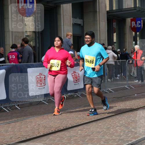 13.09.2026 - 21. swb-Marathon Bremen Strokosch-Dieckow http://msf.ph/oto/10365640 13.09.2026 11:28:52 Ziel 11352, 11444, 11496, 11942 meine-sportfotos.de