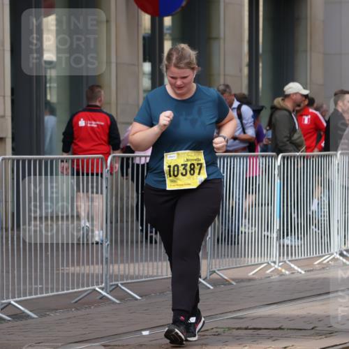 13.09.2026 - 21. swb-Marathon Bremen Strokosch-Dieckow http://msf.ph/oto/10365705 13.09.2026 11:29:09 Ziel 10387, 11352, 11444, 11496, 11942 meine-sportfotos.de