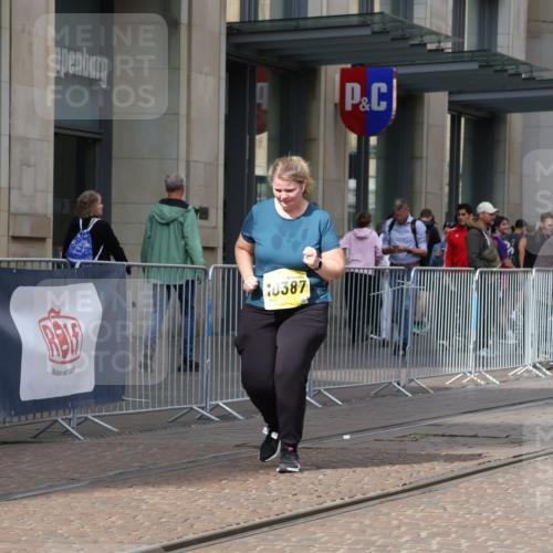 13.09.2026 - 21. swb-Marathon Bremen Strokosch-Dieckow http://msf.ph/oto/10365729 13.09.2026 11:29:10 Ziel 10387, 11352, 11444, 11496, 11942 meine-sportfotos.de