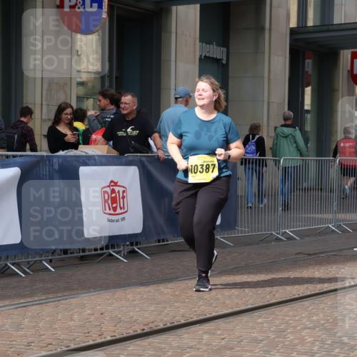 13.09.2026 - 21. swb-Marathon Bremen Strokosch-Dieckow http://msf.ph/oto/10365752 13.09.2026 11:29:12 Ziel 10387, 11352, 11444, 11496, 11942 meine-sportfotos.de
