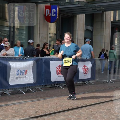 13.09.2026 - 21. swb-Marathon Bremen Strokosch-Dieckow http://msf.ph/oto/10365780 13.09.2026 11:29:12 Ziel 10387, 11352, 11444, 11496, 11942 meine-sportfotos.de