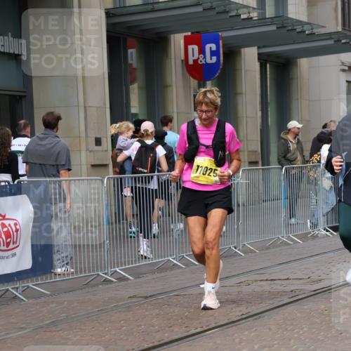 13.09.2026 - 21. swb-Marathon Bremen Strokosch-Dieckow http://msf.ph/oto/10365866 13.09.2026 11:30:17 Ziel 10650, 11025, 11195, 12535 meine-sportfotos.de