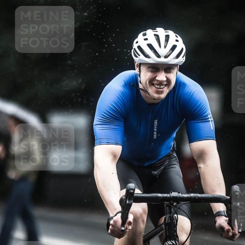 13.09.2026 - Stadtparktriathlon H.Heesch http://msf.ph/oto/10365873 13.09.2026 13:14:17 Radfahren 1343, 1344, 1353, 1406 meine-sportfotos.de