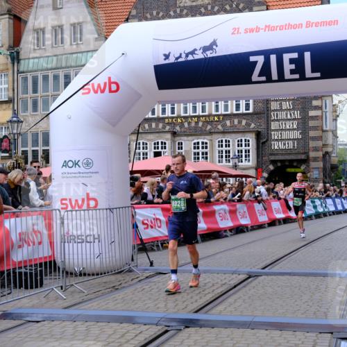 13.09.2026 - 21. swb-Marathon Bremen Tim E. http://msf.ph/oto/10366189 13.09.2026 13:03:35 Ziel 1372, 7206, 7478, 7715, 8028 meine-sportfotos.de