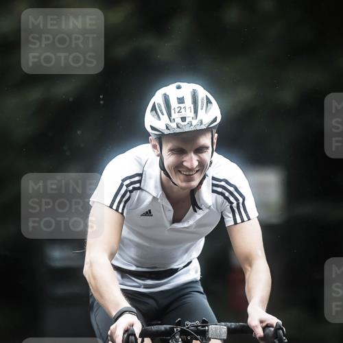 13.09.2026 - Stadtparktriathlon H.Heesch http://msf.ph/oto/10366330 13.09.2026 13:15:05 Radfahren 1210, 1211 meine-sportfotos.de