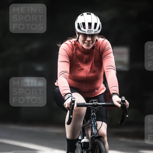 13.09.2026 - Stadtparktriathlon H.Heesch http://msf.ph/oto/10366358 13.09.2026 10:13:58 Radfahren 214, 231, 239, 250 meine-sportfotos.de