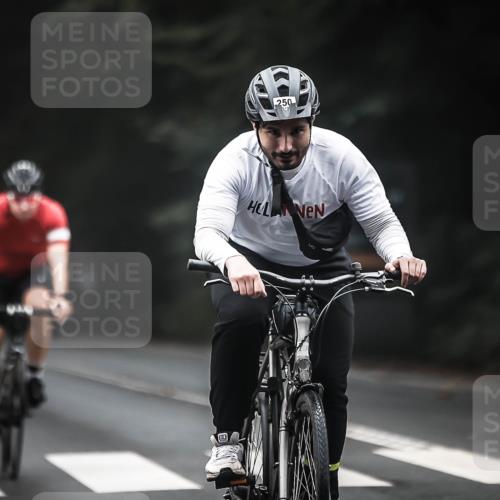 13.09.2026 - Stadtparktriathlon H.Heesch http://msf.ph/oto/10366428 13.09.2026 10:14:03 Radfahren 214, 231, 239, 250 meine-sportfotos.de