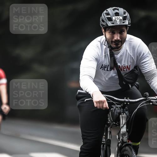 13.09.2026 - Stadtparktriathlon H.Heesch http://msf.ph/oto/10366446 13.09.2026 10:14:04 Radfahren 214, 231, 239, 250 meine-sportfotos.de