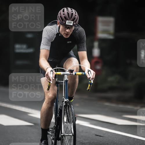 13.09.2026 - Stadtparktriathlon H.Heesch http://msf.ph/oto/10366519 13.09.2026 10:14:13 Radfahren 220, 234 meine-sportfotos.de