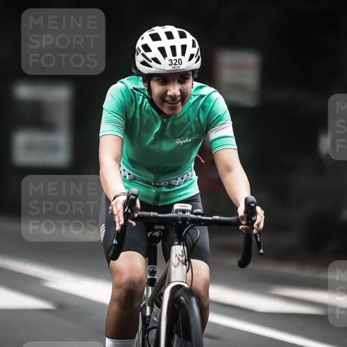 13.09.2026 - Stadtparktriathlon H.Heesch http://msf.ph/oto/10366657 13.09.2026 10:14:24 Radfahren 234, 299, 304, 320 meine-sportfotos.de