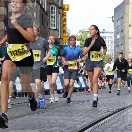 13.09.2026 - 21. swb-Marathon Bremen Strokosch-Dieckow http://msf.ph/oto/10366984 13.09.2026 11:00:11 Ziel 10175, 10236, 10355, 10669, 10691, 10867, 10928, 10929, 11054, 11056, 11089, 11194, 11250, 11419, 11427, 11445, 11501, 11637, 11803, 11879, 11904, 12138, 12238, 12239, 12242, 12243, 12388, 12480, 10144, 10677, 10801, 10810, 11016, 11045, 11129, 11547, 11623, 12105, 12106, 12190, 12291, 12394, 12530, 12531 meine-sportfotos.de