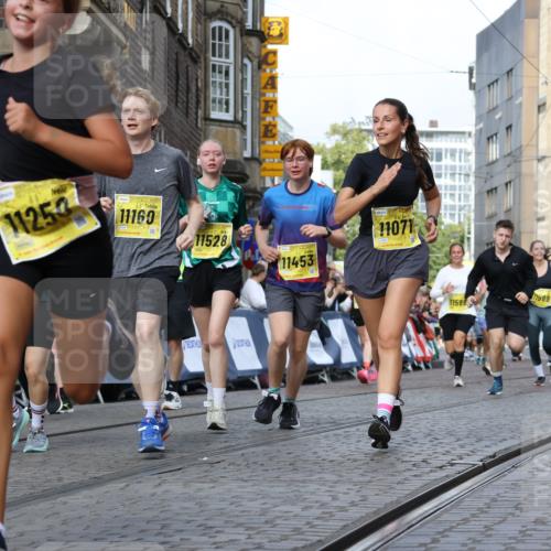 13.09.2026 - 21. swb-Marathon Bremen Strokosch-Dieckow http://msf.ph/oto/10367008 13.09.2026 11:00:11 Ziel 10175, 10236, 10355, 10669, 10691, 10867, 10928, 10929, 11054, 11056, 11089, 11194, 11250, 11419, 11427, 11445, 11501, 11637, 11803, 11879, 11904, 12138, 12238, 12239, 12242, 12243, 12388, 12480, 10144, 10677, 10801, 10810, 11016, 11045, 11129, 11547, 11623, 12105, 12106, 12190, 12291, 12394, 12530, 12531 meine-sportfotos.de