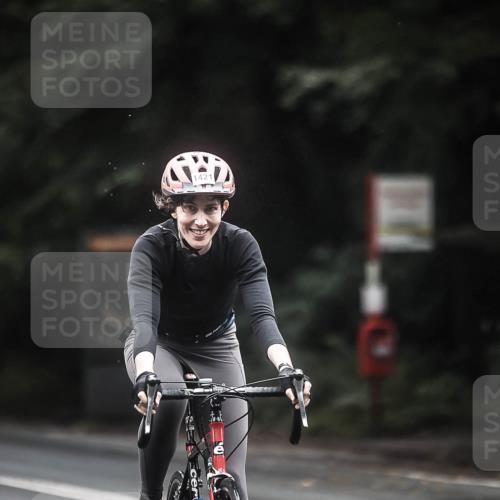 13.09.2026 - Stadtparktriathlon H.Heesch http://msf.ph/oto/10367257 13.09.2026 13:16:50 Radfahren 1412, 1421 meine-sportfotos.de