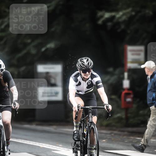 13.09.2026 - Stadtparktriathlon H.Heesch http://msf.ph/oto/10367441 13.09.2026 13:17:32 Radfahren 1362, 1368 meine-sportfotos.de
