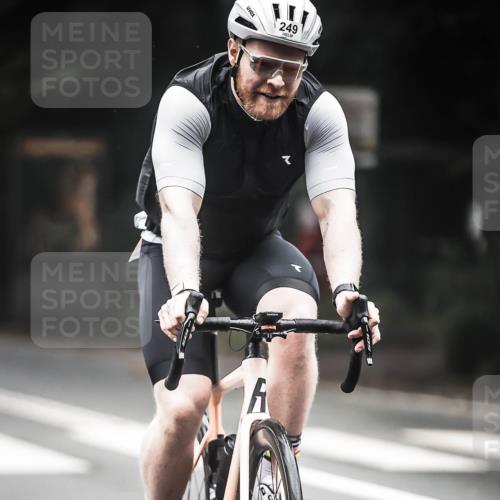 13.09.2026 - Stadtparktriathlon H.Heesch http://msf.ph/oto/10368228 13.09.2026 10:17:22 Radfahren 215, 241, 249, 292 meine-sportfotos.de