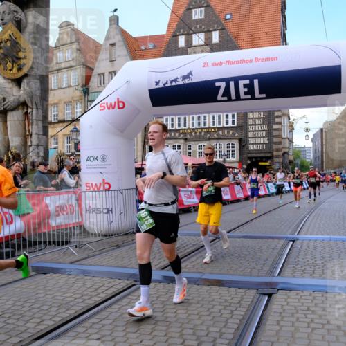 13.09.2026 - 21. swb-Marathon Bremen Tim E. http://msf.ph/oto/10368851 13.09.2026 13:06:21 Ziel 681, 3297, 3466, 4614, 4712, 5803, 6058, 6686, 7336, 7399, 8334, 8670, 8877, 8983, 9429, 9918 meine-sportfotos.de