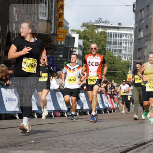 13.09.2026 - 21. swb-Marathon Bremen Strokosch-Dieckow http://msf.ph/oto/10370001 13.09.2026 11:01:02 Ziel 10263, 10272, 10275, 10306, 10367, 10368, 10369, 10857, 11055, 11162, 11180, 11343, 11475, 11556, 11687, 11708, 11769, 11797, 11804, 11819, 11838, 11959, 12006, 12397, 12430, 10639, 10892, 10964, 10965, 11049, 11116, 11260, 11306, 11428, 11681, 11682, 11751, 11813, 11816, 11850, 12241, 12245, 12283, 12390, 12391 meine-sportfotos.de