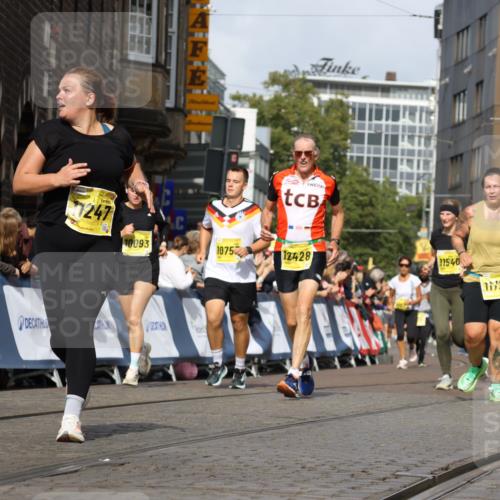 13.09.2026 - 21. swb-Marathon Bremen Strokosch-Dieckow http://msf.ph/oto/10370027 13.09.2026 11:01:02 Ziel 10263, 10272, 10275, 10306, 10367, 10368, 10369, 10857, 11055, 11162, 11180, 11343, 11475, 11556, 11687, 11708, 11769, 11797, 11804, 11819, 11838, 11959, 12006, 12397, 12430, 10639, 10892, 10964, 10965, 11049, 11116, 11260, 11306, 11428, 11681, 11682, 11751, 11813, 11816, 11850, 12241, 12245, 12283, 12390, 12391 meine-sportfotos.de