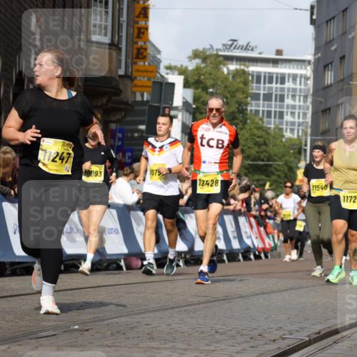 13.09.2026 - 21. swb-Marathon Bremen Strokosch-Dieckow http://msf.ph/oto/10370051 13.09.2026 11:01:02 Ziel 10263, 10272, 10275, 10306, 10367, 10368, 10369, 10857, 11055, 11162, 11180, 11343, 11475, 11556, 11687, 11708, 11769, 11797, 11804, 11819, 11838, 11959, 12006, 12397, 12430, 10639, 10892, 10964, 10965, 11049, 11116, 11260, 11306, 11428, 11681, 11682, 11751, 11813, 11816, 11850, 12241, 12245, 12283, 12390, 12391 meine-sportfotos.de