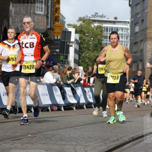 13.09.2026 - 21. swb-Marathon Bremen Strokosch-Dieckow http://msf.ph/oto/10370075 13.09.2026 11:01:04 Ziel 10263, 10272, 10275, 10306, 10367, 10368, 10857, 11055, 11162, 11180, 11247, 11343, 11475, 11556, 11687, 11708, 11797, 11804, 11819, 11838, 11959, 12006, 12397, 12430, 10892, 10964, 10965, 11049, 11116, 11260, 11306, 11428, 11681, 11682, 11751, 11813, 11816, 12241, 12245, 12283, 12390, 12391 meine-sportfotos.de