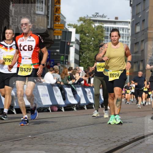13.09.2026 - 21. swb-Marathon Bremen Strokosch-Dieckow http://msf.ph/oto/10370103 13.09.2026 11:01:04 Ziel 10263, 10272, 10275, 10306, 10367, 10368, 10857, 11055, 11162, 11180, 11247, 11343, 11475, 11556, 11687, 11708, 11797, 11804, 11819, 11838, 11959, 12006, 12397, 12430, 10892, 10964, 10965, 11049, 11116, 11260, 11306, 11428, 11681, 11682, 11751, 11813, 11816, 12241, 12245, 12283, 12390, 12391 meine-sportfotos.de