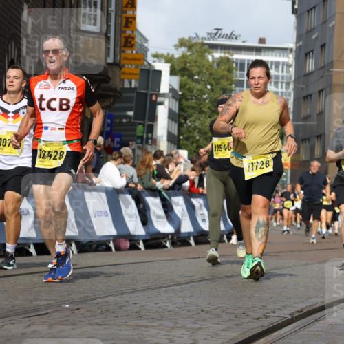 13.09.2026 - 21. swb-Marathon Bremen Strokosch-Dieckow http://msf.ph/oto/10370128 13.09.2026 11:01:04 Ziel 10263, 10272, 10275, 10306, 10367, 10368, 10857, 11055, 11162, 11180, 11247, 11343, 11475, 11556, 11687, 11708, 11797, 11804, 11819, 11838, 11959, 12006, 12397, 12430, 10892, 10964, 10965, 11049, 11116, 11260, 11306, 11428, 11681, 11682, 11751, 11813, 11816, 12241, 12245, 12283, 12390, 12391 meine-sportfotos.de