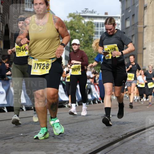 13.09.2026 - 21. swb-Marathon Bremen Strokosch-Dieckow http://msf.ph/oto/10370278 13.09.2026 11:01:06 Ziel 10263, 10272, 10275, 10306, 10367, 10368, 10857, 11055, 11162, 11180, 11247, 11343, 11359, 11475, 11556, 11687, 11708, 11797, 11804, 11819, 11838, 11959, 12006, 12397, 12428, 12430, 10892, 10964, 10965, 11260, 11306, 11428, 11681, 11682, 11751, 11813, 11816, 12241, 12245, 12283, 12390, 12391 meine-sportfotos.de