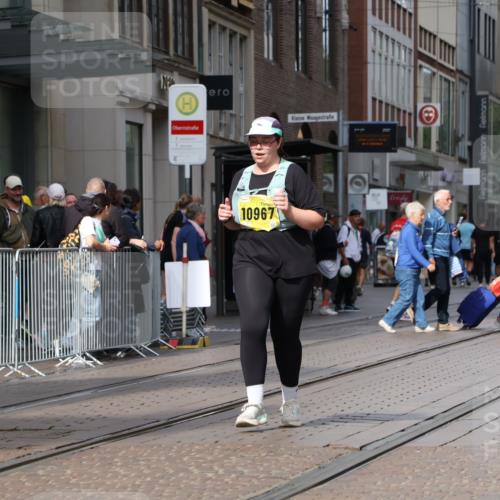 13.09.2026 - 21. swb-Marathon Bremen Strokosch-Dieckow http://msf.ph/oto/10370937 13.09.2026 11:30:53 Ziel 10967, 12535 meine-sportfotos.de