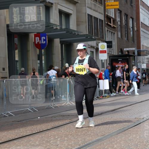 13.09.2026 - 21. swb-Marathon Bremen Strokosch-Dieckow http://msf.ph/oto/10371008 13.09.2026 11:30:54 Ziel 10967, 12535 meine-sportfotos.de